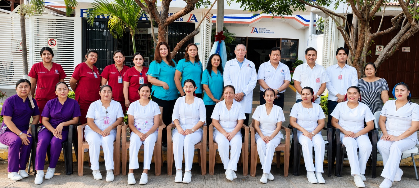 Fotografía parte del personal médico, enfermería y administrativo